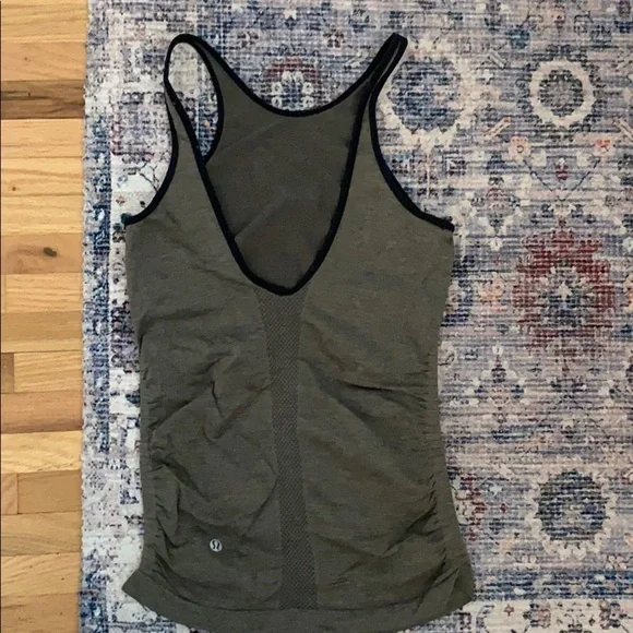 Lulu lemon high rise workout top - Picture 2 of 3